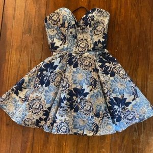 * Size 1
* Has pockets
* Strapless 
* Has only been worn once
* Has no damage